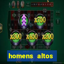 homens altos sarados pelados